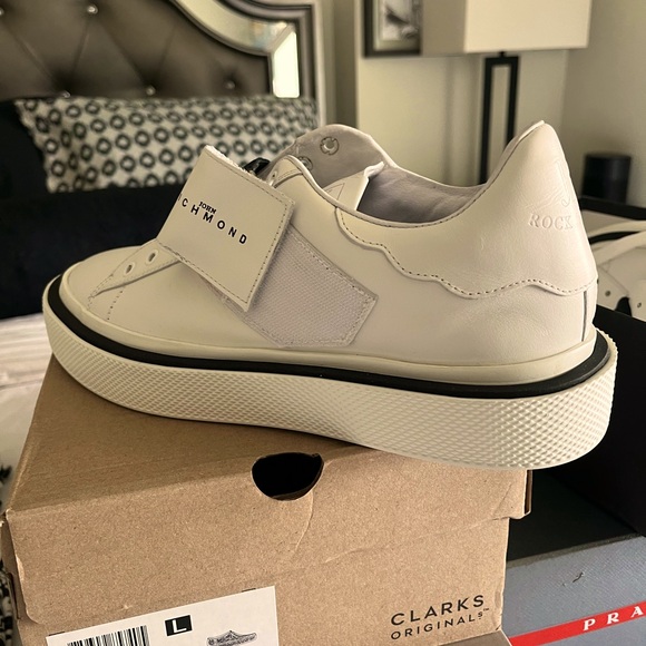 Brand new John Richmond color white sz 11
